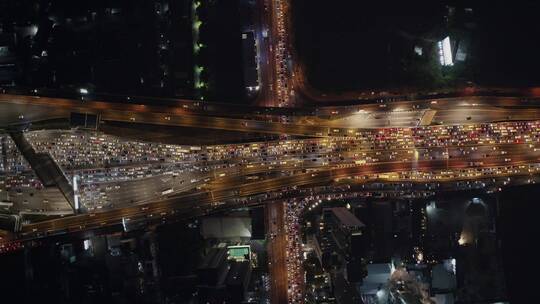 曼谷夜间的高速公路