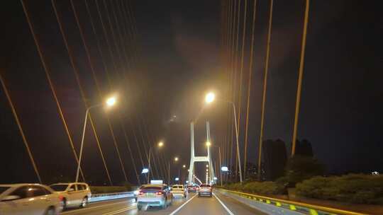 湖南湘潭三大桥夜景开车通过大桥