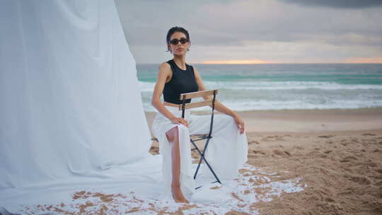 魅力女孩在海岸专业模特拍摄太阳镜摆姿势海