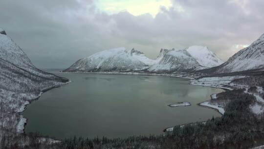 4K冬日风景雪景雪山湖面云彩海面