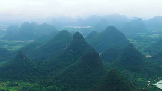 长焦航拍桂林喀斯特峰林水墨风景