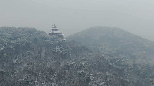 航拍武汉龙泉山雪景楚天室山顶树木