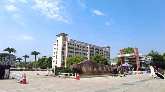 浙江传媒学院大门口延时摄影视频素材模板下载