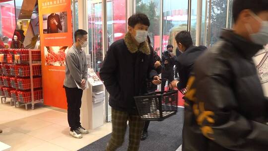 优衣库北京三里屯店顾客购物空镜2视频素材模板下载