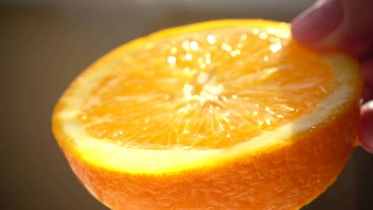 滴着水的橘子