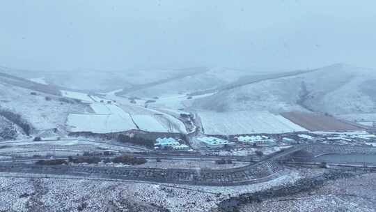 风雪中的山村人家