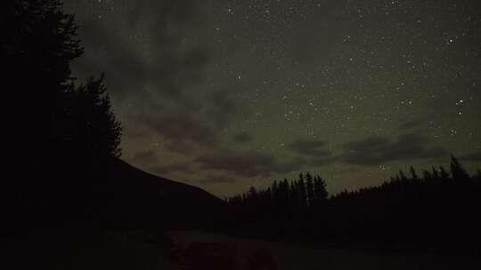 云朵在天空中移动，星星延时消失