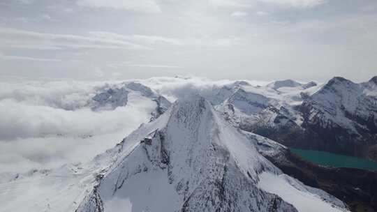 雪山连绵大山雄伟山脉