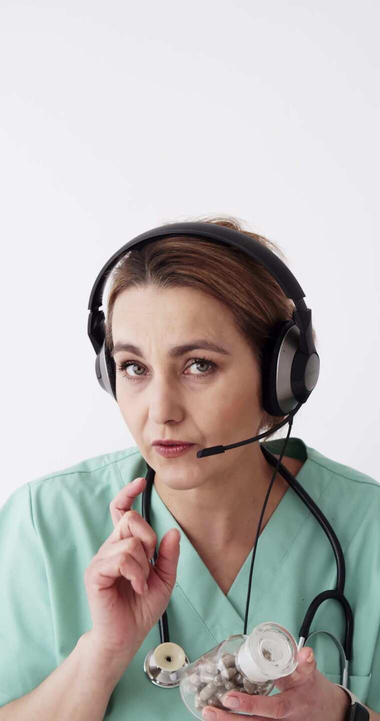 一个女人解释她拿着的药