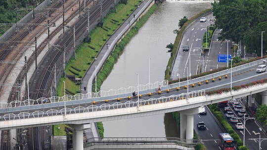 深圳地铁在轨道上快速运行的鸟瞰图