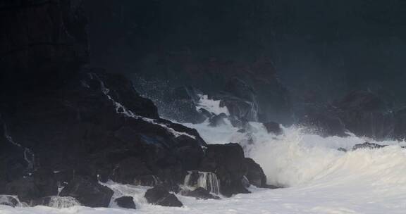 海浪撞击海岸的岩石