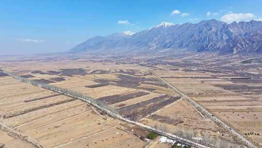 航拍河北蔚县小五台山积雪乡村公路雪山田野