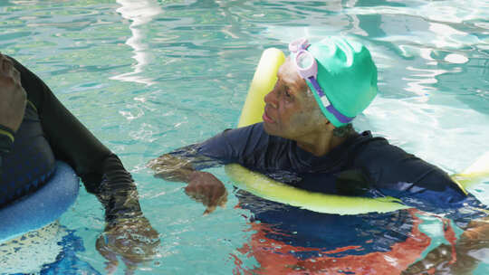 老年黑人夫妇在游泳池锻炼