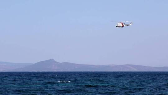 搜救直升机在海上搜索