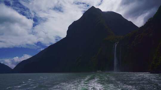 瀑布流入群山旁的峡湾