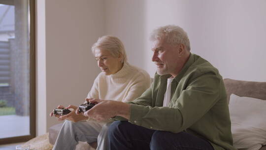 老年夫妻在打游戏视频素材模板下载