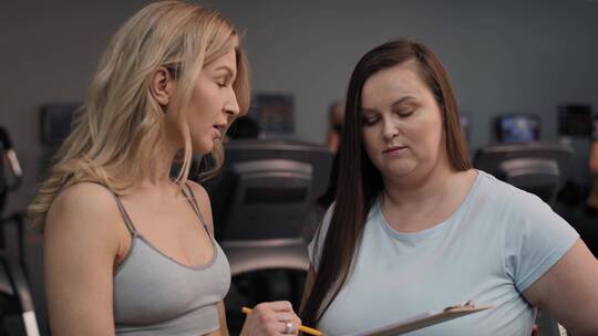 看减肥计划的女人视频素材模板下载