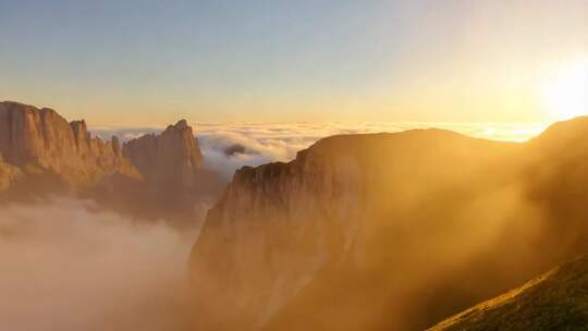 山峦云海日出景观