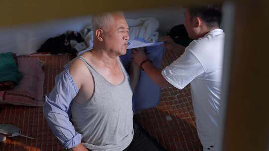 老人身体疼痛难忍中老年人生病痛苦