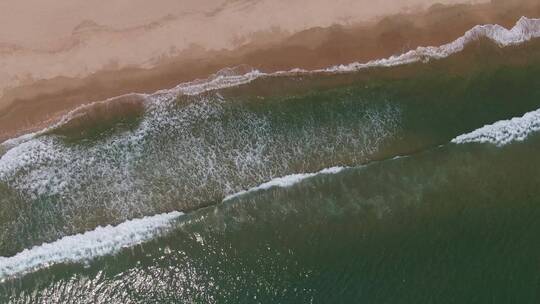 航拍海浪冲向沙滩