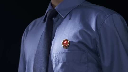 检察官整理着装-摄影棚拍摄