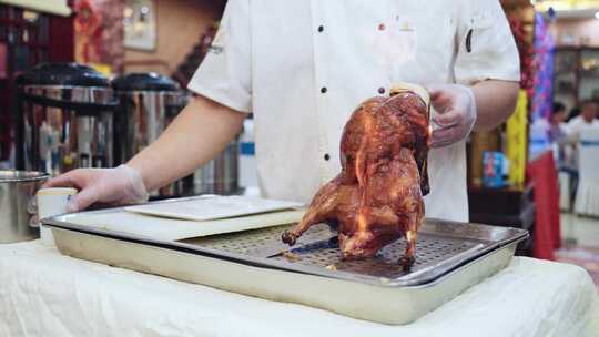 饭店厨师切北京烤鸭