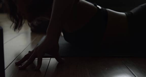 黑暗中女人做瑜伽