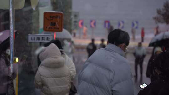 山东威海火炬八街傍晚雪景游客车辆