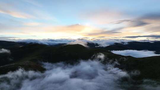 黎明航拍四川西部色达县高山云海朝霞景观