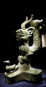 青铜虎头龙身像，四川省文物考古研究院藏