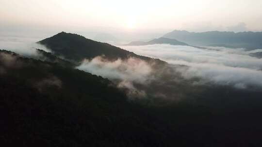 老挝乡村空中未被触及的自然美景。山下山谷的低云