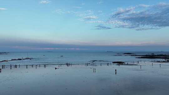 海岸线沙滩航拍海边海滩海水游客旅游风光