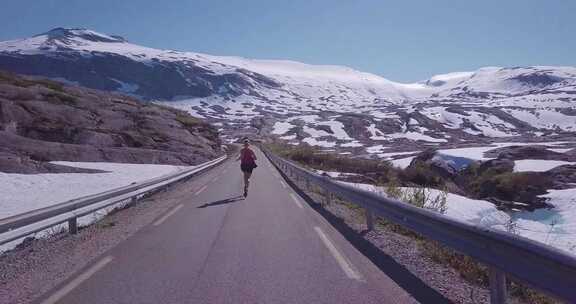 在雪山公路上跑步运动