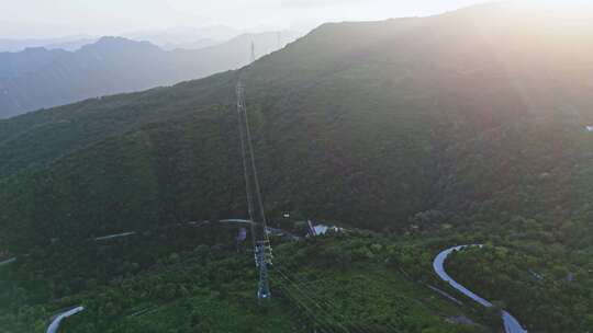 夏季山顶森林与高压线输电线路