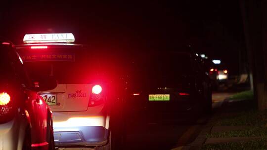 深圳出租车夜晚接下班的人视频素材模板下载
