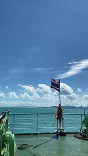 竖屏渡船上悬挂泰国国旗