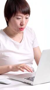 夏天使用笔记本电脑办公的东方年轻女性
