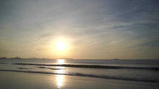 海边蓝天沙滩阳光休闲潮水海边海浪浪花拍打