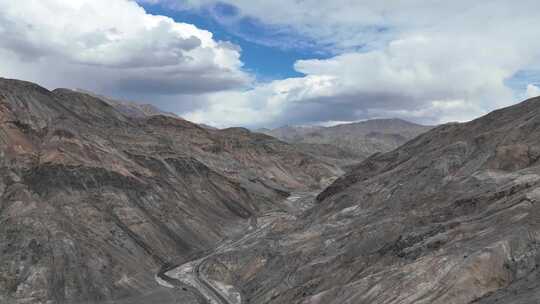 航拍新疆南部喀什地区没有植被的高山景观