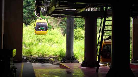 乘坐缆车景区索道观光缆车特写森林山上风景视频素材模板下载