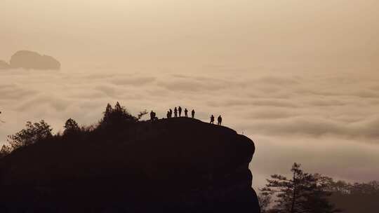 武夷山山顶人群赏云海景观