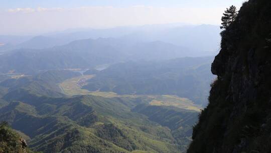 山顶看山下