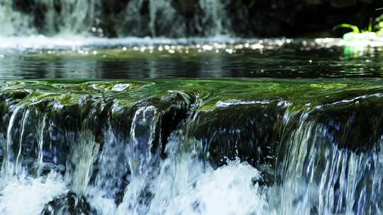 自然界瀑布河纯净的绿松石水在山河中