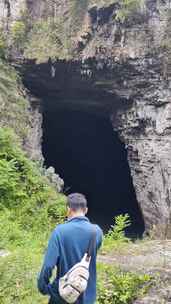 男子发现了一个巨大的山洞