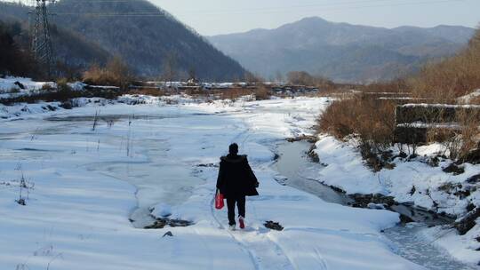 航拍东北冬天冰雪上走路