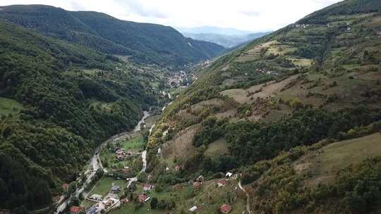 空中拍摄在山区的村庄