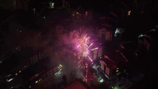 城镇农村夜景烟花盛放的绚丽景象