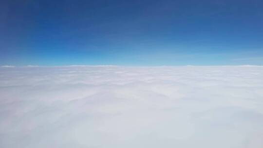 高空云海上飞行的航班视角美景