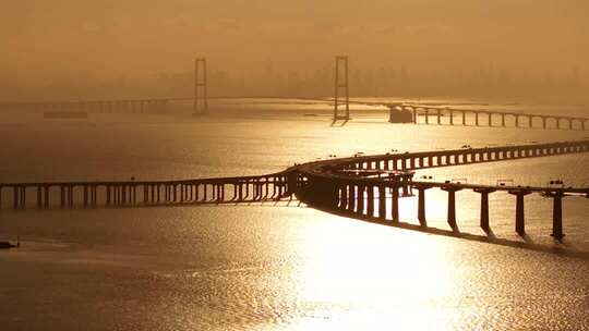 金色日出下的深中通道