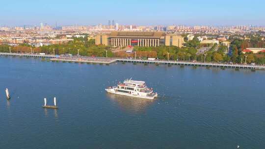 航拍滇池游船与海鸥
